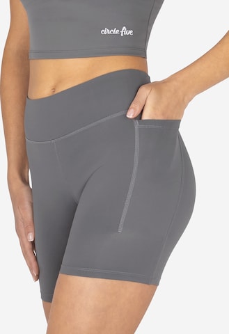 Circle Five Sporthose in Grau: Vorderseite