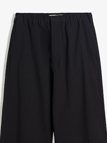 Wide leg Pantaloni de la Bershka pe negru