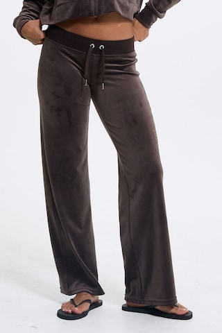 Juicy Couture - Loosefit Pantalón 'OLD GOTHIC' en marrón: frente