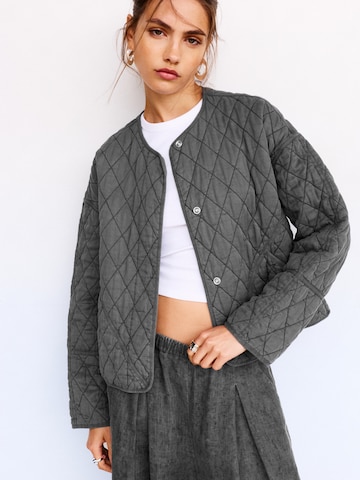 Pull&BearPrijelazna jakna - siva boja: prednji dio