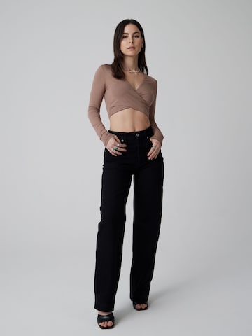 A LOT LESS Regular Jeans 'Jessie' in Schwarz