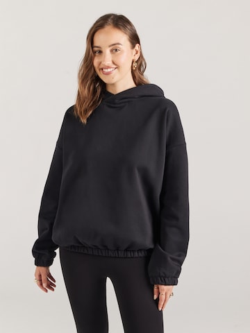 Tatiana Zidekova - Sudadera en negro: frente