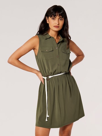 Robe Apricot en vert : devant