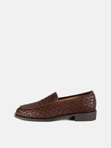 L37 HANDMADE SHOES - Sapato Slip-on 'PURE CLASSIC' em castanho: frente