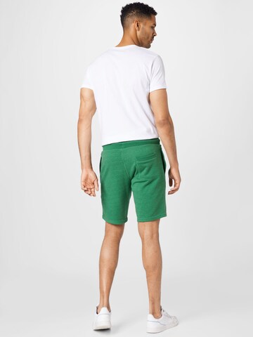 Superdry Regular Shorts in Grün