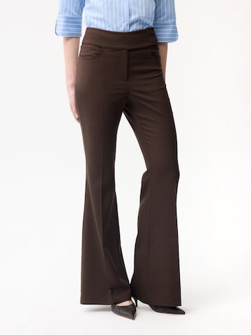 Regular Pantalon à plis adl en marron