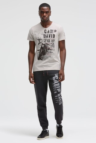 CAMP DAVID Regular Jogginghose mit Seitentapes und Logo Prints in Schwarz: Vorderseite