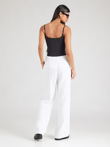 balts Abercrombie & Fitch Vaļīgs piegriezums Klasiskas bikses 'SLOANE'