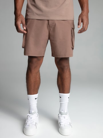 Regular Pantalon cargo SikSilk en marron : devant