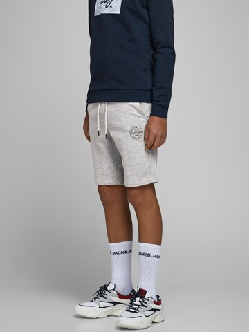 Regular Pantaloni de la Jack & Jones Junior pe gri: față