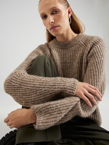 NÜMPH Sweater 'NUZINDI' in Brown