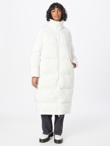 Manteau d’hiver Calvin Klein en blanc : devant
