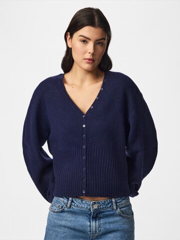 Cardigan 'PCSally' PIECES en bleu : devant