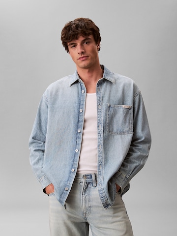 Coupe regular Chemise Calvin Klein Jeans en bleu : devant