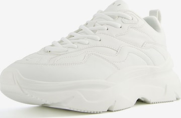 Bershka Sneakers in White: front