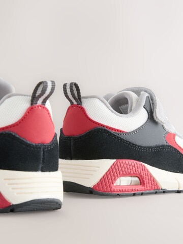 Next Σνίκερ σε κόκκινο