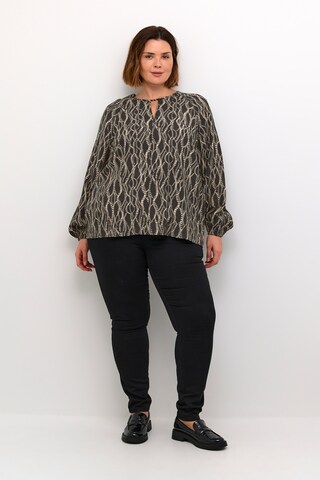 KAFFE CURVE Blouse 'Lanora' in Zwart