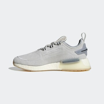 Sneaker bassa 'Nmd_R1 V3' di ADIDAS ORIGINALS in grigio