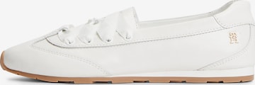 Baskets basses TOMMY HILFIGER en beige : devant