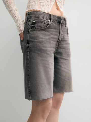 Pull&Bear Regular Shorts in Grau