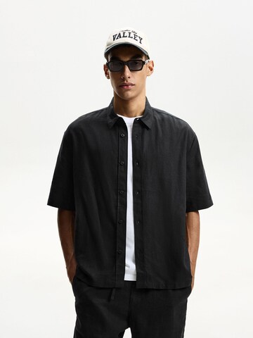 Bershka Regular fit Button Up Shirt in Black: front
