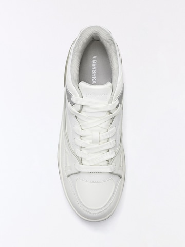 Bershka Sneakersy niskie 'BAMBA STREET' w kolorze biały