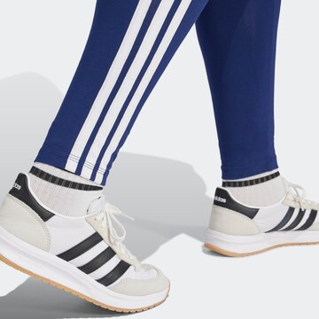ADIDAS SPORTSWEAR - Skinny Pantalón deportivo en azul