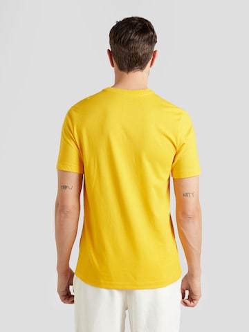 Nike Sportswear - Ajuste regular Camiseta 'Swoosh' en amarillo