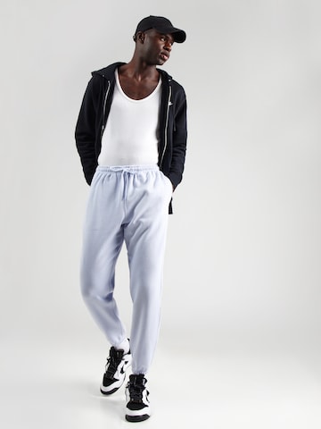 Effilé Pantalon 'Club' Nike Sportswear en blanc