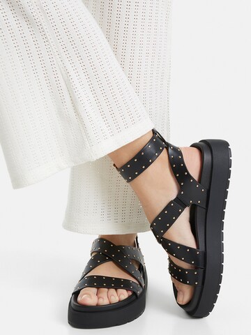 Bershka Sandalen met riem in Zwart: voorkant