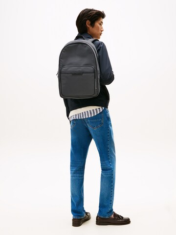 TOMMY HILFIGER Rucksack (GRS) in Grau
