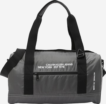 Calvin Klein Jeans Cestovní taška 'ESSENTIALS' – šedá: přední strana