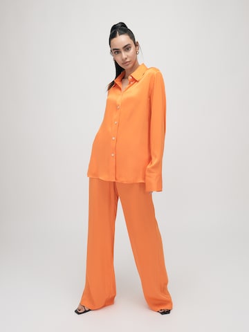 ABOUT YOU x VIAM Studio Bluse 'MARILYN' in Orange