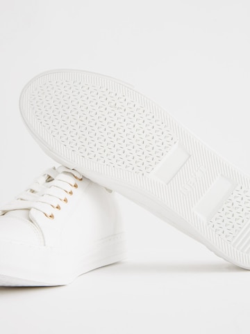 Sneaker low de la Next pe alb