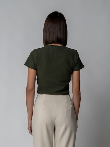 GORG Shirt 'Geripptes Cropped T-Shirt' in Bruin