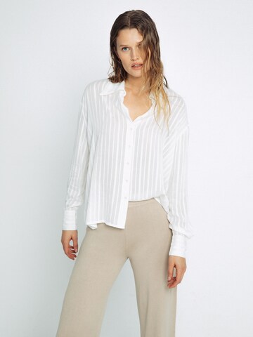 ABOUT YOU x Toni Garrn Blouse 'Drew' in Wit: voorkant