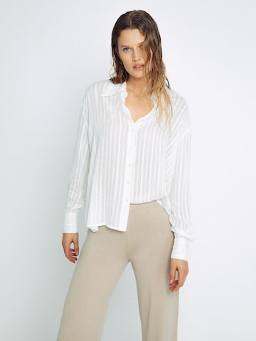 Camicia da donna 'Drew' di ABOUT YOU x Toni Garrn in bianco: frontale