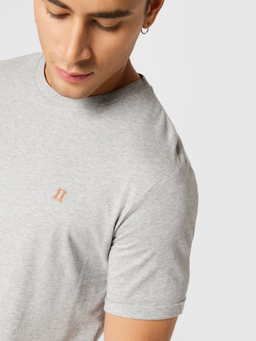 Les Deux - Camiseta 'Nørregaard' en gris