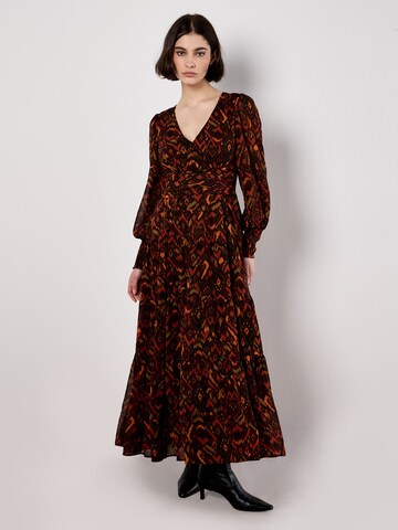 Apricot - Vestido en rojo: frente