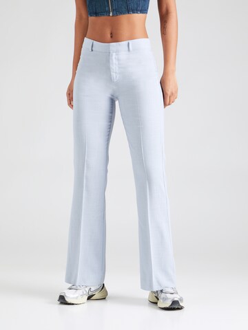 Gina Tricot Bootcut Παντελόνι με τσάκιση σε μπλε: μπροστά