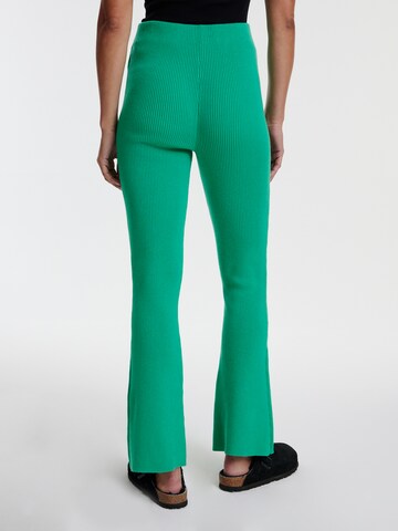 EDITED Rozkloszowany krój Spodnie 'MIRJA' w kolorze zielony