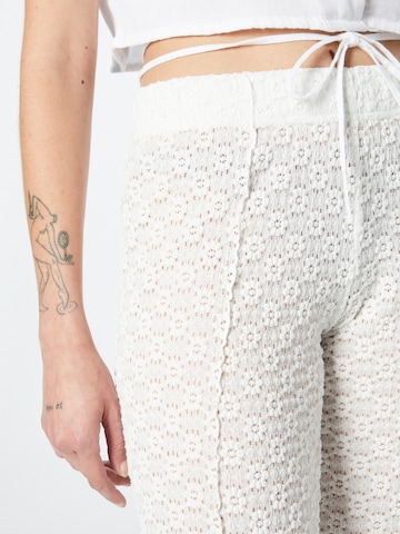 Regular Pantalon 'Louisah' Résumé en blanc