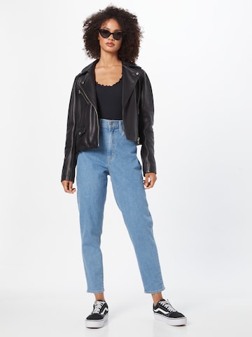 LEVI'S ® Tapered Jeans 'High Waisted Mom Jean' in Blauw