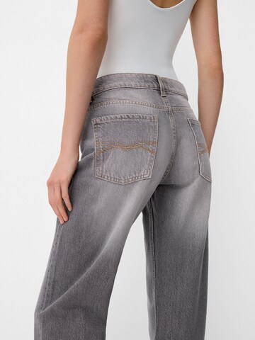 Bershka Loosefit Jeans in Grau