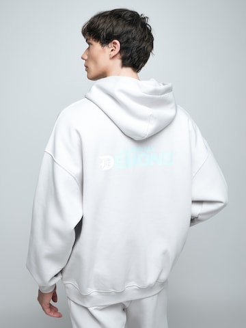 Sweat-shirt 'STRATUS' Bless my Demons exclusive for ABOUT YOU en blanc : derrière