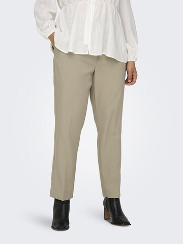 Coupe slim Pantalon à plis ONLY Carmakoma en beige : devant