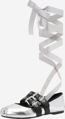 BUFFALO Balerinka z rzemykiem 'DAPHNE JANE' w kolorze srebrny: przód