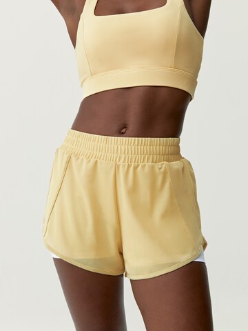 Born Living Yoga Slimfit Sportshorts 'Padma 2.0' in Gelb: predná strana