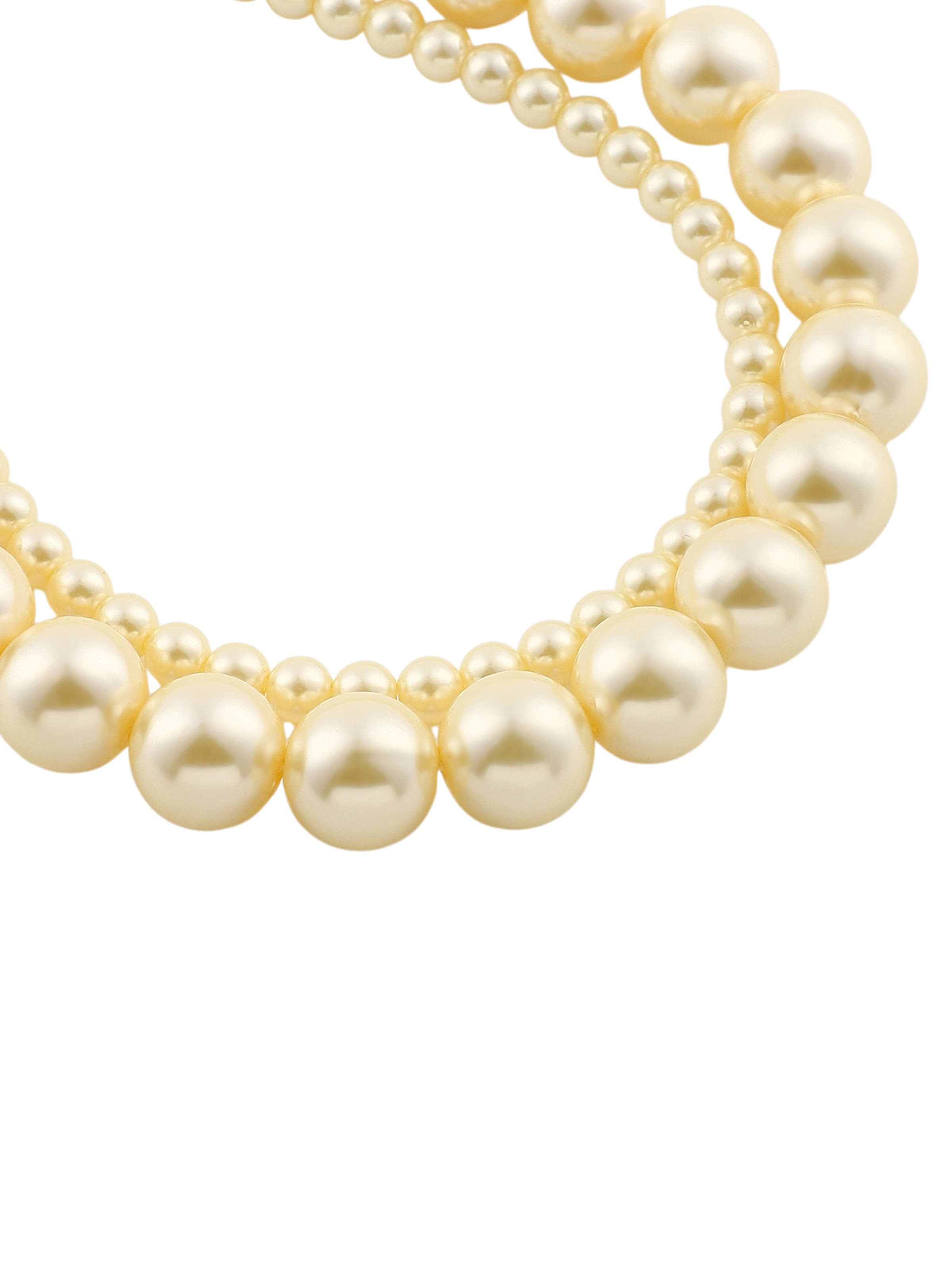 Lanțuri 'Stacia' de la SOHI pe alb