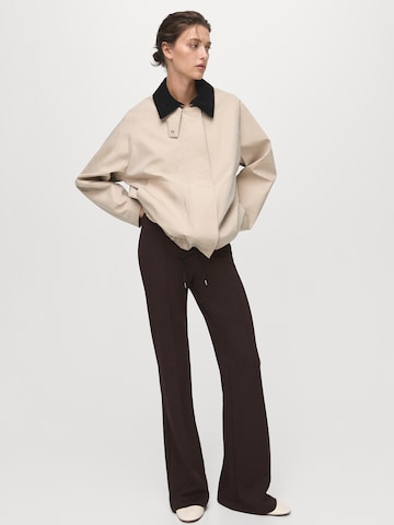 Evazați Pantaloni 'DELFI' de la MANGO pe maro